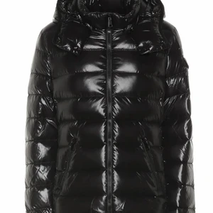 Moncler jacka - Säljer denna jacka från moncler modell ”bady” i storlek 1 (motsvarande S)💕 den är i väldigt fint skick, dessa bilder är tagna från internet men kontakta mig för bilder på jackan✨ nypris runt 9000kr, kan mötas upp i stockholm annars står köparen för frakten❤️