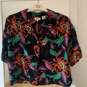 Levis skjorta  - Super fin cropad Levis mönstrad skjorta! Använd 3-4 gånger så är i bra sick! Vid fler frågor bara skriv 😊 köparen står för frakt 🚚 