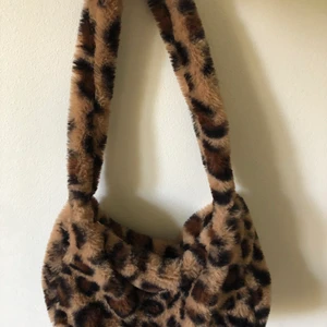 Handväska - Fluffig handväska med leopardmönster🥰🥰🥰 75kr inklusive frakt