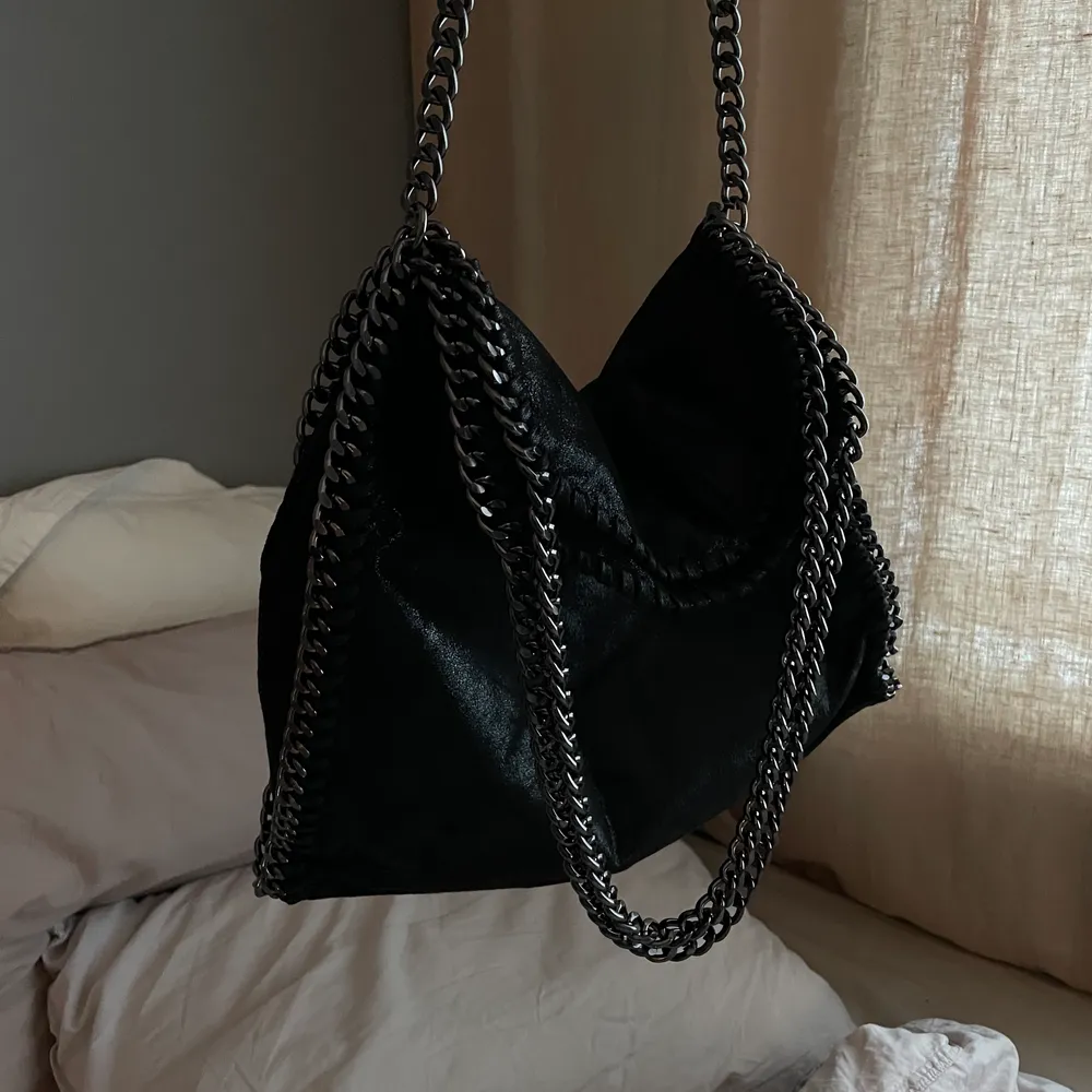 Säljer nu denna svarta Stella McCartney liknande väskan. Helt i nyskick. Om det är många intresserade så blir det budgivning.💕✌🏻 köp direkt: 800 inkl frakt. Väskor.