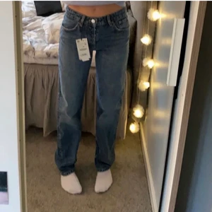 Jeans Zara  - Raka jeans ifrån zara. Slutar en bit under naveln så det är mid waist. As snygga i färgen men passade inte mig då dem va lite små. Prislapp och allt finns kvar och de är endast testade. (Inte min bild) många som är intresserade så blir budgivning 💕