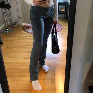 Snygga lågmidjade jeans från MISS SIXTY! passar perfekt på mig i längden som är 170cm lång. Säljer pga att byxorna börjar bli för små. Frakt ingår ej. Skriv gärna för fler bilder elr frågor.💞💞 