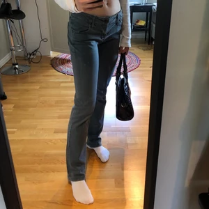 Svarta lågmidjade jeans - Snygga lågmidjade jeans från MISS SIXTY! passar perfekt på mig i längden som är 170cm lång. Säljer pga att byxorna börjar bli för små. Frakt ingår ej. Skriv gärna för fler bilder elr frågor.💞💞 