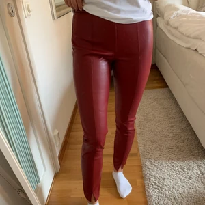 Läderbyxor  - Jätte fina röda läderbyxor från zara. De är i storlek S och har en slit längst ner.💗💗
