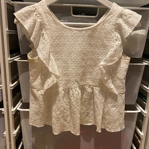 Zara blus/topp - Supersöt zara topp som knappt är använd. Den är från barnavdelningen i storlek 11-12 men passar en xs och även en liten s väldigt bra skulle jag säga. Nypriset på den var 399 och jag säljer för 200 + frakt, 250 inkl frakt! Använd ett fåtal gånger och i nyskick. Tvättar innan postning. Först till kvarn då jag behöver pengarna! ❤️