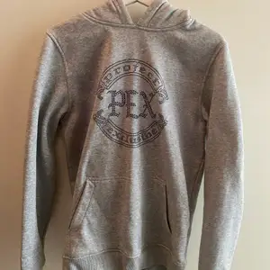 Galet fet pex (projekt exclusive) rhinestone hoodie som köptes gör 999kr på hype marker i Göteborg. Tröjan har inga flaws eller fläckar och är i jätte fint skick. Tveka inte att höra av dig vid funderingar!