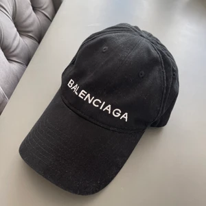 BALENCIAGA KEPS - Super fin, classy samt oanvänd Balenciaga keps.. Köpt för 2900;- säljes för 2,200;- billigare. Som ny. One size men skulle säga S-M i strl. 