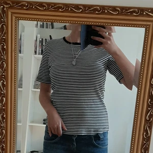 Randig tröja från cappuccini - Säljer denna tröja i helt nytt skick. Skriv för fler bilder, buda!