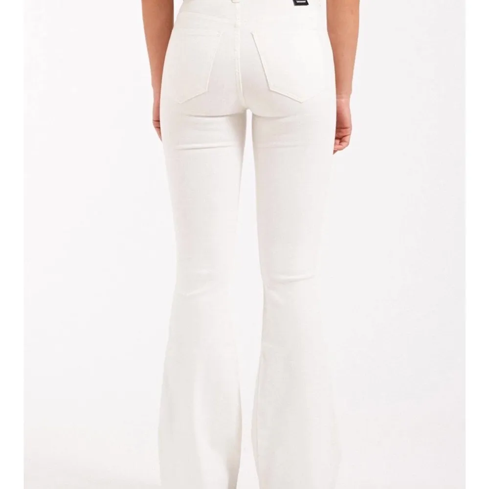 Säljer dessa jeansen som är köpta från Dr Denim i färgen Macy White då dom inte riktigt är min stil. De är bara använda 1 gång så de är i toppenskick! Köparen betalar frakt! Kontakta mig privat om du är intresserad!💞💞 NYPRIS:500kr . Jeans & Byxor.