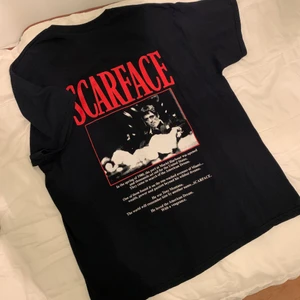Scarface T-shirt - Hej! Säljer min scarface t-shirt som är köpt på Urban outfitters för 500kr. Sjukt snygg men får tyvärr inte så mycket användning för den. Den är i storlek M och inte använd allt för många ggr då jag köpte den strax innan sommaren. Somsagt är nypris 500 och jag säljer den för 350 eftersom att den är i väldigt bra skick! :) Passar både tjejer och killar! 