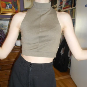 Olivfärgad turtleneck topp  - Sleek turtleneck crop top i olivfärgat stretchigt tyg. Färgen är i min bedömning mer åt det bruna hållet men definitivt oliv. Passar storlek S 🌱