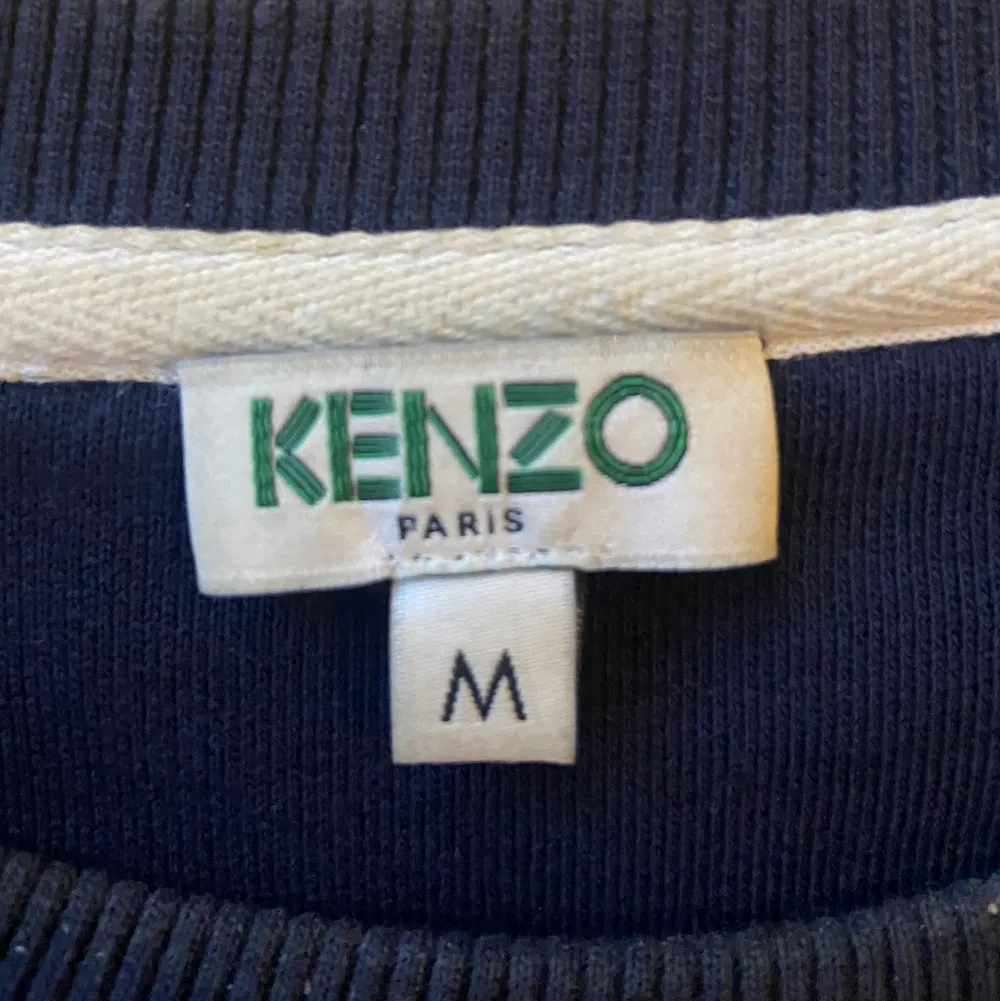 Blå kenzo tröja i storlek M men passar även S. Nypris 2000 men säljer för 700. Pris kan diskuteras vid snabb affär. Tröjor & Koftor.