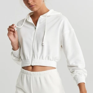 Croppad vit hoodie  - Croppad vid hoodie från Gina! (Snöret saknas)