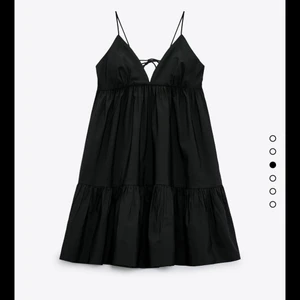 Svart populär zara klänning! - Jättefin snygg klänning från zara som är slutsåld och jätte populär, pris går att diksuteras vid snabb affär❤️❤️Nypris 359kr