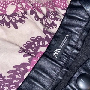 Utsvängda skinn byxor  - Säljer dessa utsvängda skinnbyxor från zara som ja köpte av en tjej här på Plick. Tyvärr var de lite för korta för mig som är 161. Jätte bra skick. Tänker 200+frakt. Kom privat för mer bilder på de.