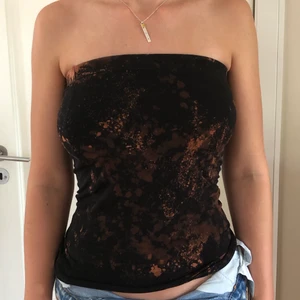 Svart linne - Svart linne med eget tryck med hjälp av klorin. 