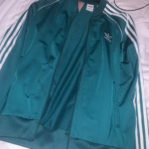 Adidas kofta (mörkare grön)  - Knappast använd, inga skador! passar allt från S-L! Frakt ingår