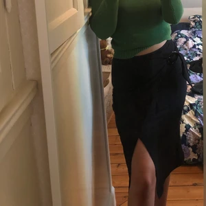 Svart kjol - En kjol från pull & bear i storlek M. Den har som en över och en underdel som jag försöker visa på bilderna!