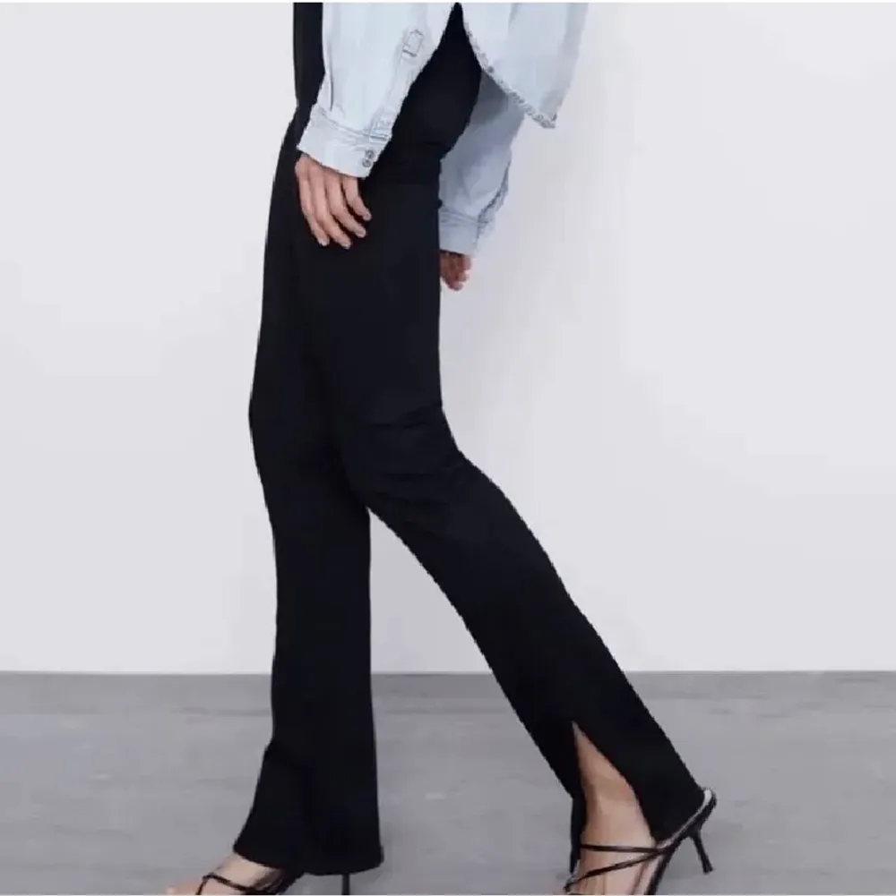 Svarta byxor med slits från Zara, storlek 36 men ganska tighta. Jag är 170cm 🤘🏼. Jeans & Byxor.