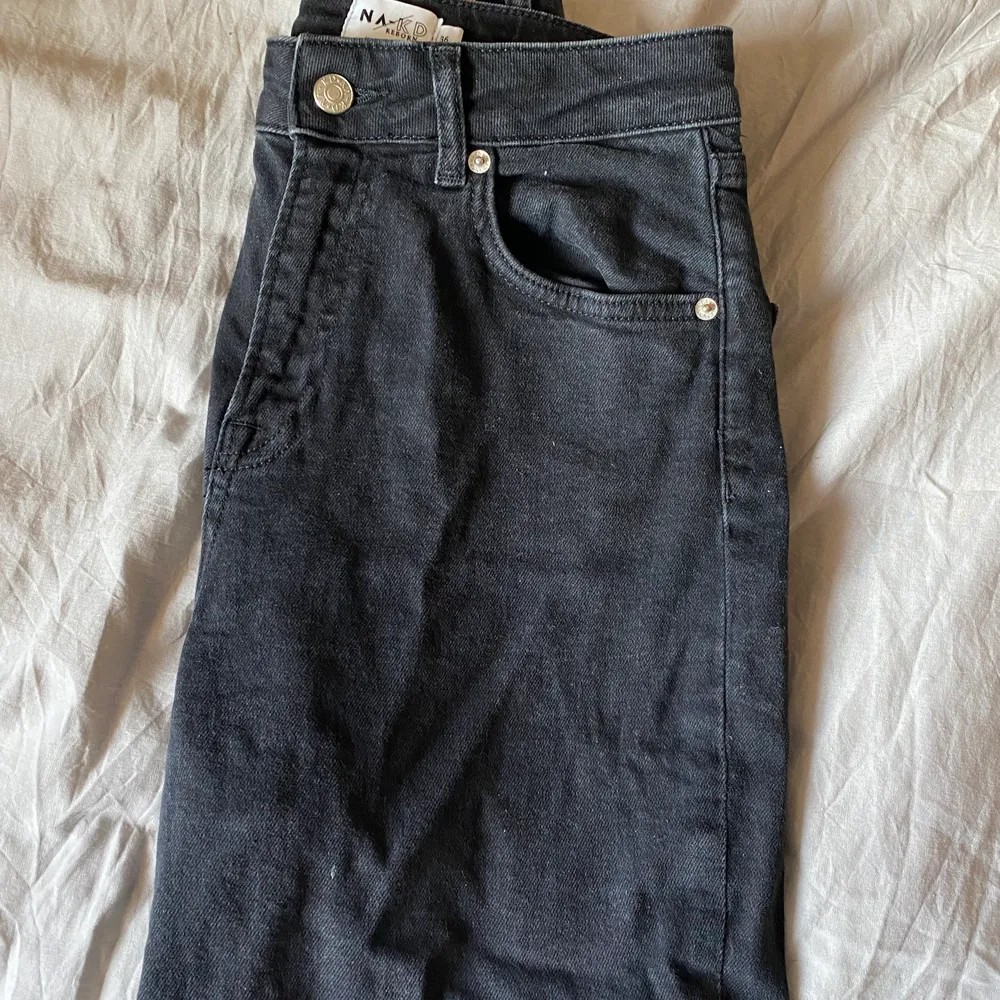 Svarta jeans i en ”tvättad” färg från nakd. Storlek 36. Använda en gång.. Jeans & Byxor.