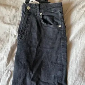 Svarta jeans i en ”tvättad” färg från nakd. Storlek 36. Använda en gång.