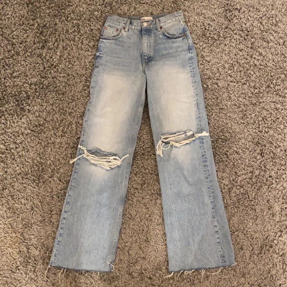 Dags att sälja mina fina fina blåa wide leg jeans från ZARA💙 Storlek 34!! Endast använda 1 gång så de är som nya!! Säljer då dom tyvärr inte kommer till användning🥺 (De är avklippta en liten bit men är fortfarande ganska långa, jag är 165cm o dom nuddar golvet när jag har på mig dom!!) Köparen står för frakten!! KÖP NU 375kr + frakt💙. Jeans & Byxor.