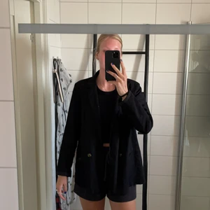 Linnekavaj - Svart linnekavaj från Gina tricot i storlek 40. Inte använd speciellt mycket . Lagom lång jag är 184cm. Priset går alltid att diskutera. Betalning sker alltid innan jag skickar. + frakt tillkommer😀🥰❤️