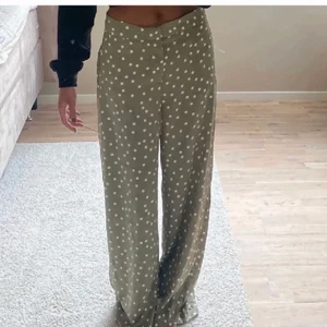 Byxor från zara - Supersnygga byxor från Zara! Köpta på plick men tyvärr för små för mig :/ bilderna är från tjejen jag köpte de av :)