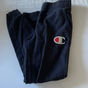 Champion byxa strl xsmall/small - Byxa från Champion något tvätt blekta därav priset i strl xsmall/small