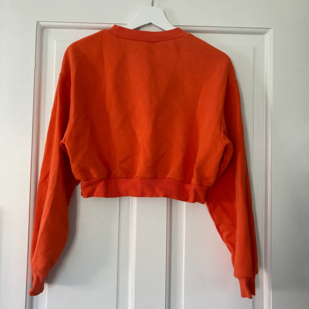 En croppad orange tröja från H&M i storlek: S, vilket motsvarar storlek 36. Nypris 129kr. Frakt kan man välja mellan spårbar och icke spårbar.. Tröjor & Koftor.