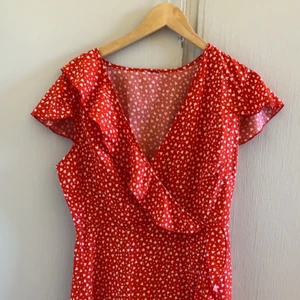 Volangklänning - Säljer denna supergulliga volangklänning då den är alldeles förstor för mig, om ni önskar bild på kommer den sitter väldigt löst på mig och knte forma midjan på ett så fint sätt som den annars skulle! Jag står för frakten💕