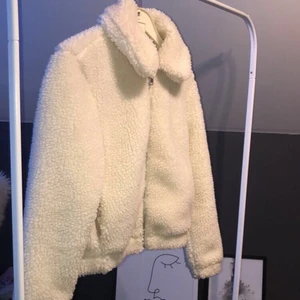 Teddy jacka - Vit/beige Teddy jacka i storlek S, fint skick, inga fläckar hål eller så tänkt enig 150kr för den 