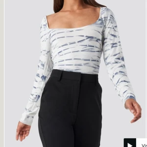 Topp från NA-KD - En långärmad topp från NA-KD i bra skick. Säljer pga använder inte längre. Nypris 299 kr. 