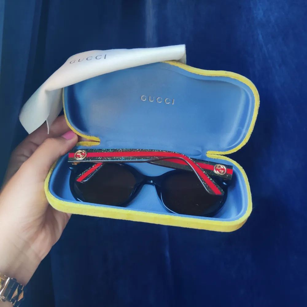 Säljer mina fina Gucci solglasögon som är i mycket fint skick! • Nypris ca. 2600:- • Modell: GG 0035S 002 ❤️💚 Bara höra av dig för fler bilder om så önskas 😊 #gucci #solglasgon. Accessoarer.