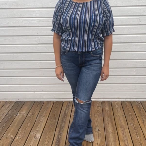 Söt blå topp! 💙🤩 - Söt blå topp. Passar M-XL(liten) Fina volang detaljer längst tröjan. 💙