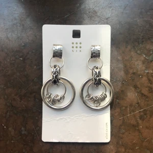 örhängen  - svinballa örhängen som aldrig är använda