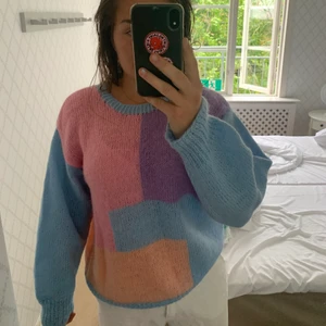 Stickad tröja!  - En supersöt stickad tröja köpt på Gotland i år! Tröjan är handtickad och helt unik. Köpt för 500kr!  Den har ett superfint patch mönster och färgarna är klarare än vad de ser yt som på bilden! Hör av er med eventuella frågor💛💕HELT oanvänd! 