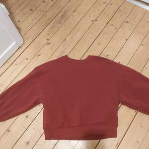 Snygg mörk/Vinröd sweatshirt sitter overzised💕 den är sparsamt använd💕skriv för fler bilder!