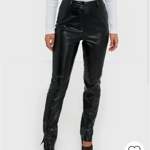 Skinnbyxor med slit - Köpta på Nelly, märket är Missguided💓💓 Strl 36