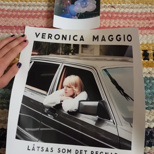 Veronica maggio väggdekorationer - Den stora såld❗👌 Veronica maggio bilder/afficher att sätta på väggen. Har skrivit ut de shälv via önskefoto. Den stora är 30x30 (30 kr)  och den lilla 17x12 (20 kr). 