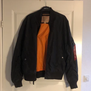Alpha Industries bomberjacka. - Alpha Industries bomberjacka i storlek L. Använd Max 3-4 och är i väldigt bra skick. Hängt i källaren i typ 1 år så kanske behöver en tvätt eller liknande. Nypris 1799kr.