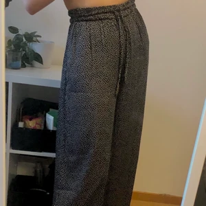 Prickiga byxor - Tunna, fladdriga byxor med långa vida ben. Ganska smala i midjan men resår. I fint skick men behöver rensa ut kläder jag inte använder. 