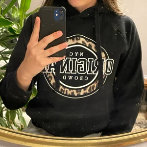 Svart hoodie med tryck - Svart hoodie med tryck, använd men i bra skick