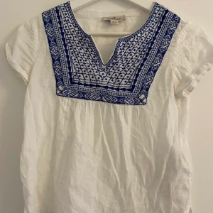 Söt blus - Så himla söt blus från Massimo dutti, så fint mönster! Den är sparsamt använd och det är linnetyg/blus tyg. Min favoritblus men tyvärr har den blivit lite för liten ❤️🥰