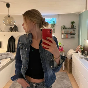 Jeansjacka  - Ursnygg jeansjacka från Circle of trust, köptes för 700kr men säljer den för 150kr. Köparen står för frakten💖
