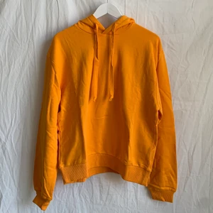 Brandgul hoodie! - Brandgul hoodie från NA-KD. Aldrig använd, nyskick! 