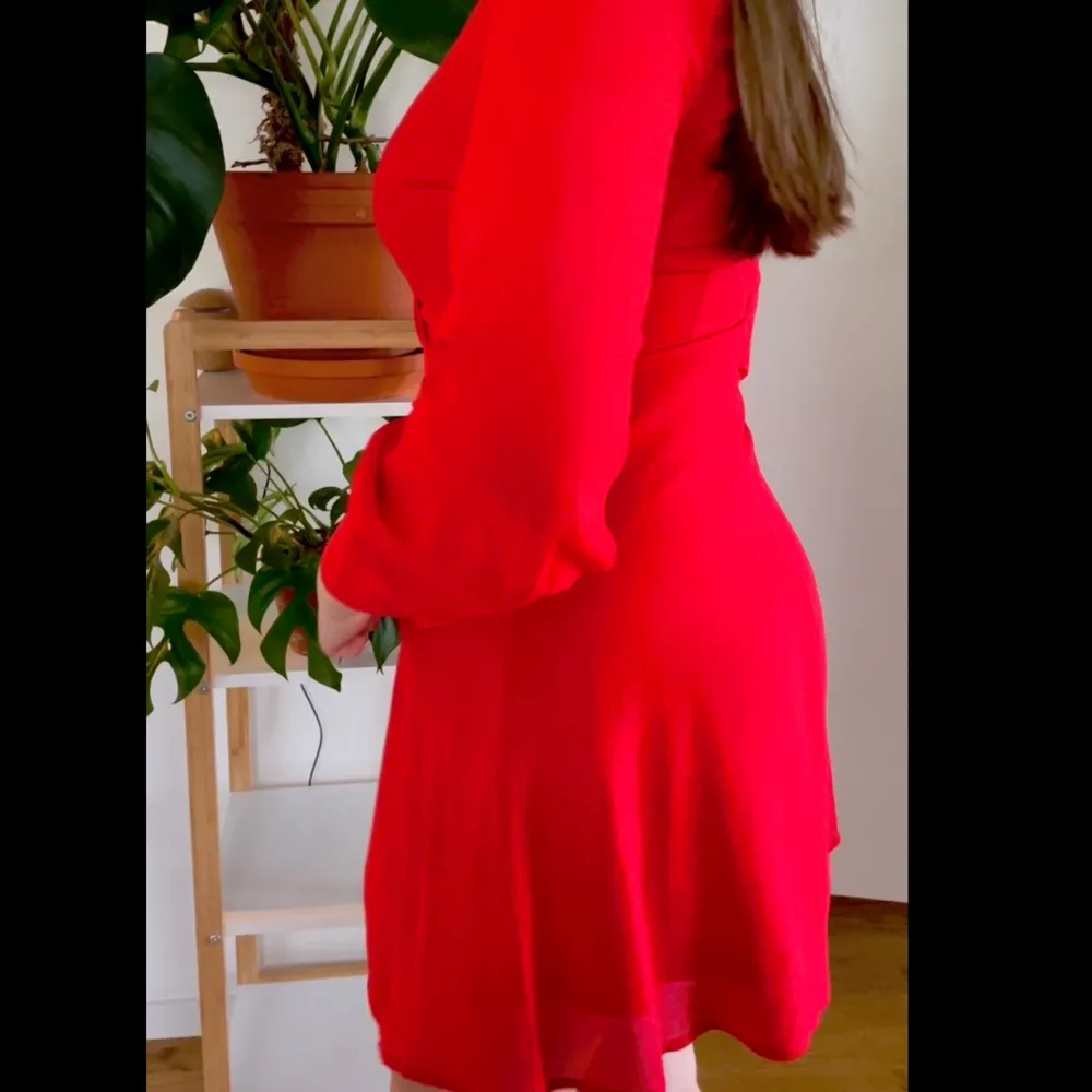 Fin röd klänning från Bubbelroom, nypris 500. Tyvärr aldrig fått tillfälle att använda den så hoppas den kan göra nån annan tjusig😊. Klänningar.