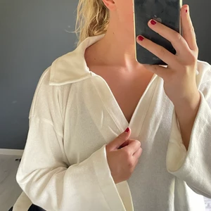 Trendig tröja - Jättefin trendig tröja ifrån Gina tricot. Helt ny, aldrig använd och lappar finns kvar. Finns inte kvar på hemsidan. Storlek S. Skriv gärna för fler bilder eller frågor. Köpare står för eventuell frakt💕😊