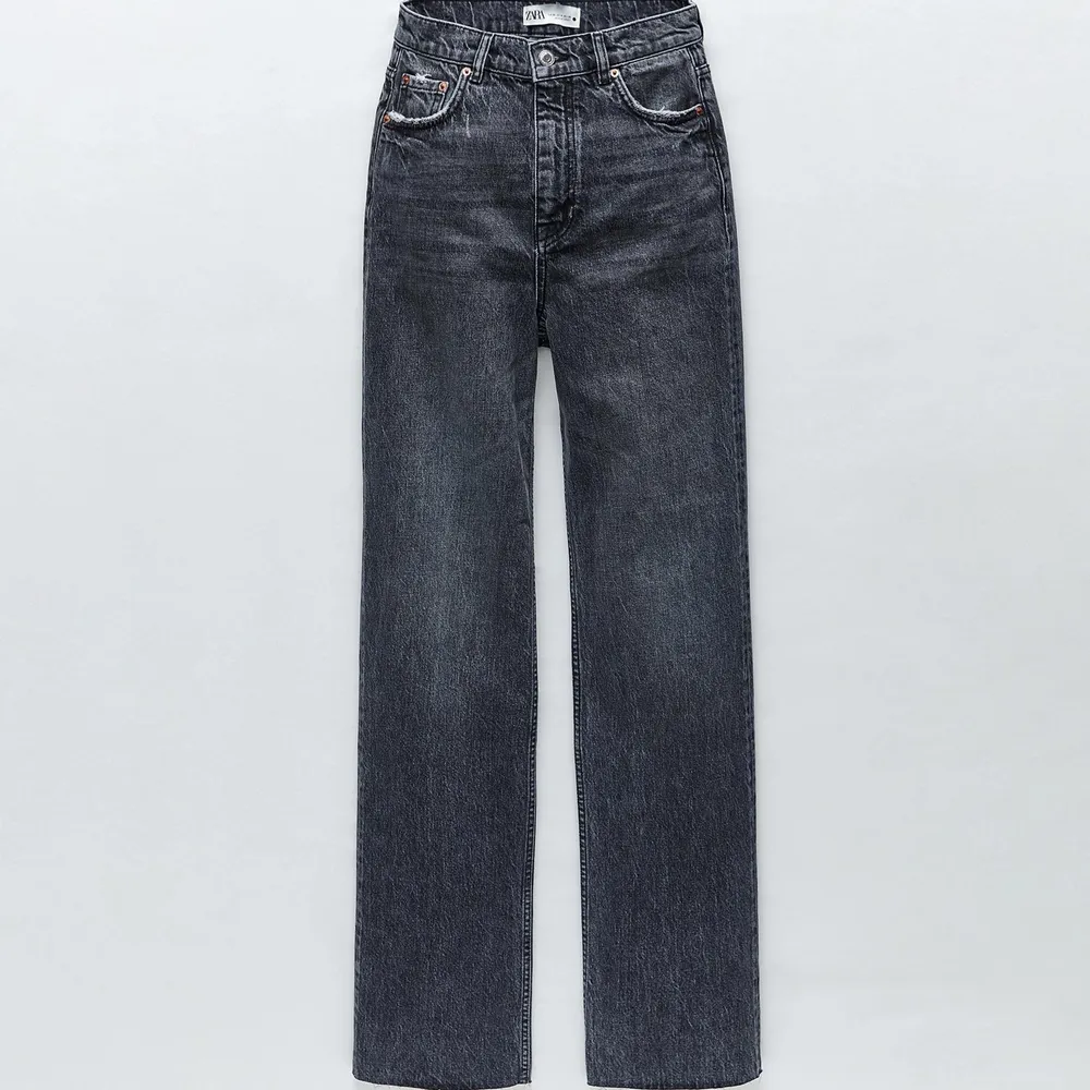 Intressekoll på mina Zara jeans då jag inte är helt säker på att jag vill sälja. Modellen heter ”90S full jeans in sentinel black” och är i strl 34. Har själv klippt av längden, men är fortfarande för långa på mig som är 160cm. Budet ligger på 220kr exklusive frakt ⭐️. Jeans & Byxor.