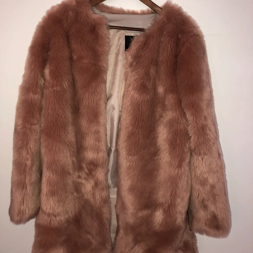 Rosé färgad faux fur jacka i storlek 38 som sitter snyggt oversized, säljer då den inte längre kommer till användning 💕 sparsamt använd, köparen står för frakt 📦 . Jackor.